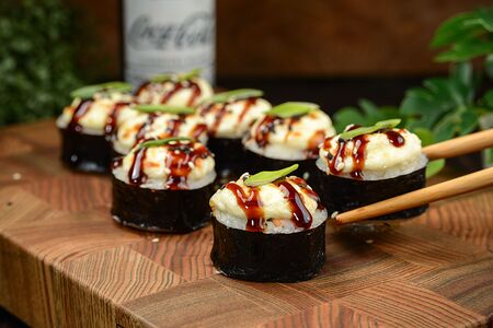 Ролл с лососем и огурцом под сырной шапочкой