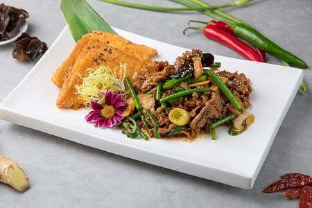 Нежное мясо ягненка по-пекински, подается с овощами и гренками