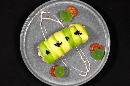 Нежный салат с камчатским крабом и авокадо