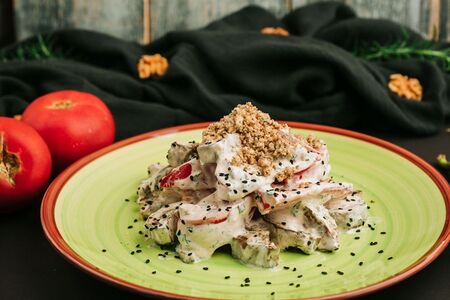 Теплый салат с печеным баклажаном, розовыми томатами и заправкой