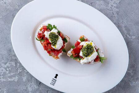 Брускетта со страчателлой и томатной сальсой