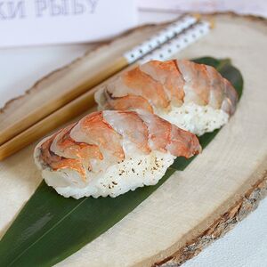 Суши с опаленной креветкой