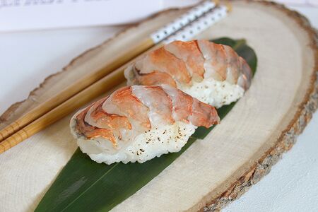 Суши с опаленной креветкой