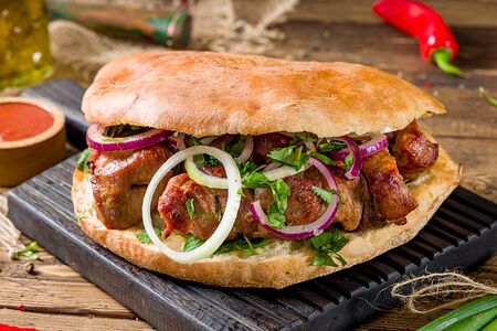 Шашлык из cвинoй мякоти в хлебе