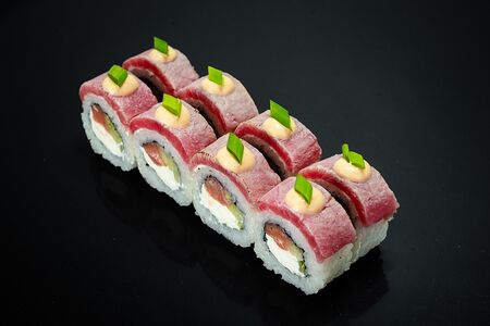 В опалённом тунце с лососем и огурцом