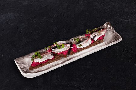 Пыжи трактирные с килечкой и нежным свекольным муссом