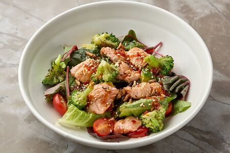 Салат с лососем и трюфельным соусом