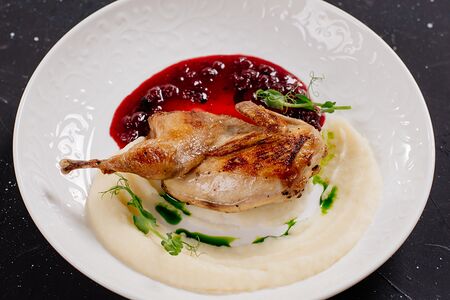 Перепелка с пармезановым пюре на брусничном соусе