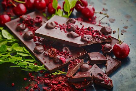 Молочный шоколад с фундуком и вишней без сахара