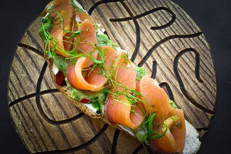 Брускетта с лососем