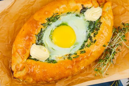 Хачапури со шпинатом, сыром и яйцом