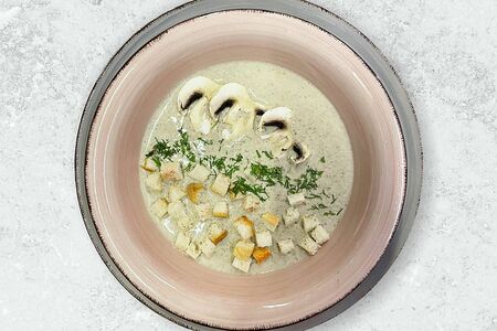 Крем-суп из шампиньонов с крутонами и трюфельным маслом