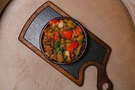 Телятина с овощами в гювеч