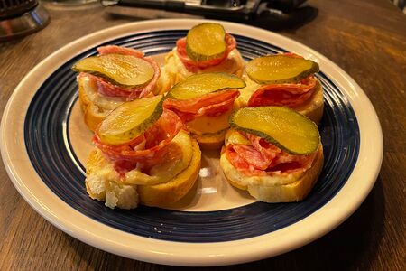 Бутерброды с колбасой и соленым огурцом