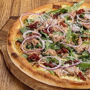 Пицца Тунец с красным луком