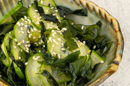 Салат из водорослей вакаме и огурца