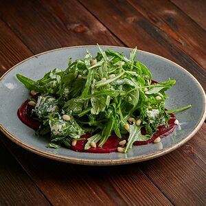 Карпаччо из свеклы с рукколой и сыром фета