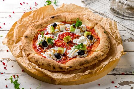 Пицца со страчателлой авокадо и соусом терияки