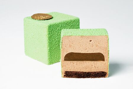 Муссовое пирожное Молочный шоколад-можжевельник