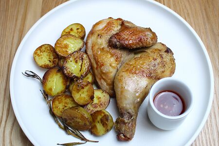 Цыпленок запеченный с бэби-картофелем
