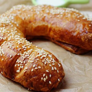 Слоеный пирог с курицей в сливочном соусе