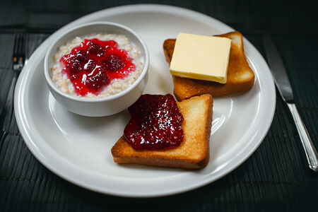 Овсяная с клубничным вареньем