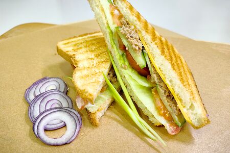 Сэндвич с тунцом