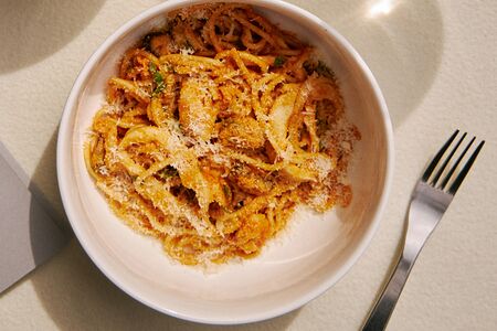 Спагетти с морепродуктами, томатным соусом и пармезаном