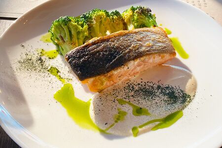 Стейк из лосося со спаржей