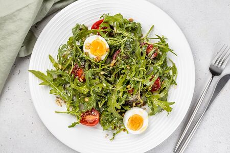 Салат из руколы с пармезаном