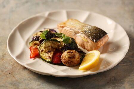 Стейк из лосося с овощами гриль