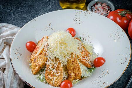 Теплый салат Цезарь с курицей