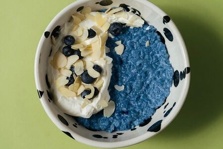 Рисовая матча-каша с миндальным муссом