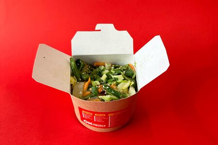 Шпинатная лапша с овощами