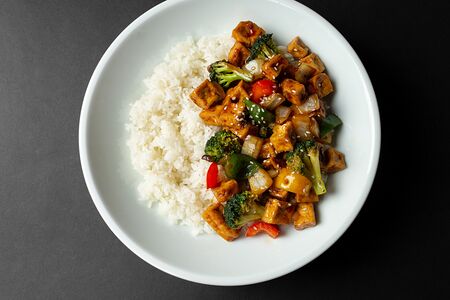 Тофу с брокколи в кисло-сладком соусе