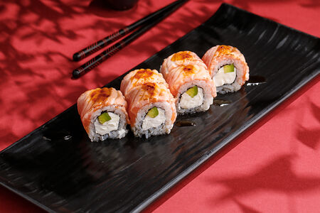 Ролл с обожженным лососем