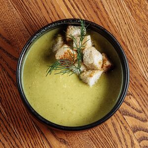 Суп-крем из брокколи с гренками