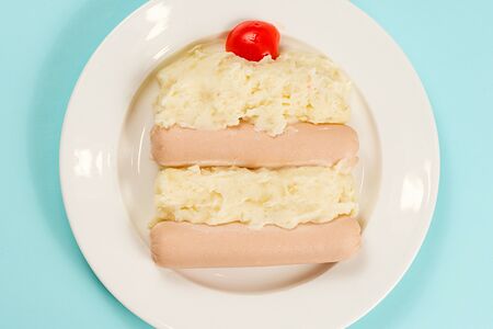 Картофельный тортик с сосиками