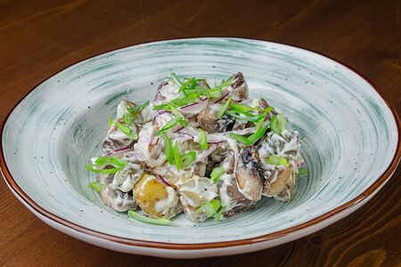 Язык с картофелем и луком