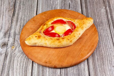 Хачапури по-аджарски с помидорами