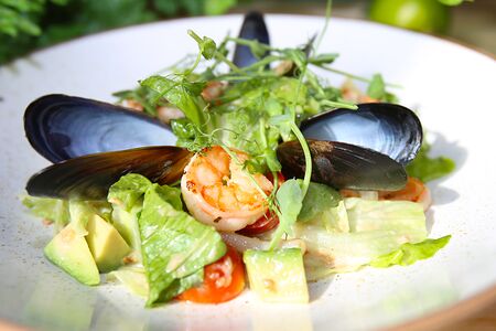 Теплый салат с морепродуктами