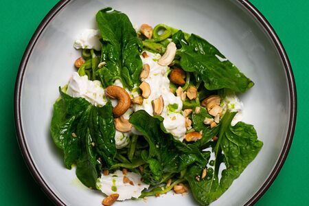 Зеленая паста с сыром страчателла