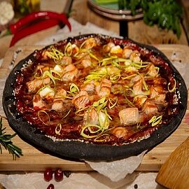 Фирменная на черном тесте с семгой