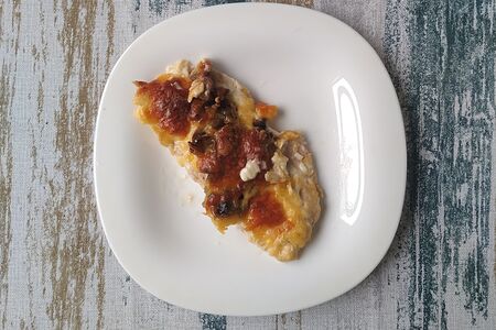 Куриное филе, запечённое под сыром с грибами