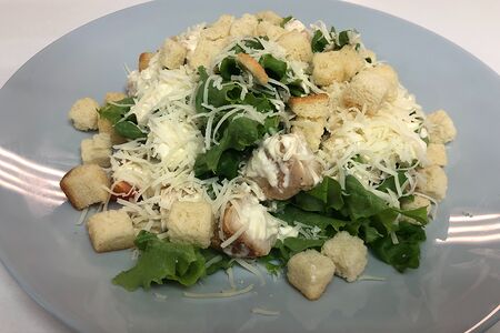 Салат Цезарь с курицей