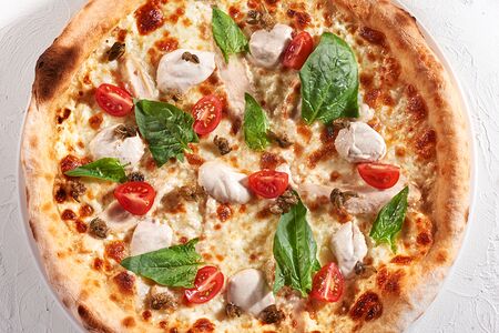 Пицца с куриной грудкой и соусом из тунца