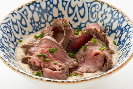 Ростбиф с томленым луковым кремом