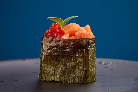 Гункан №9 с мурманским лососем и икрой лосося