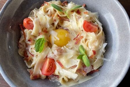 Сливочная паста с беконом под сыром пармезан