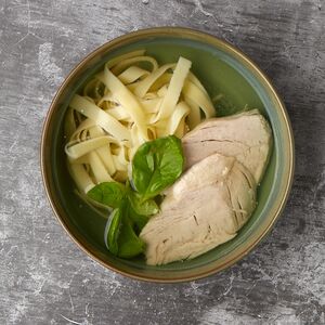 Бульон с индейкой и лапшой